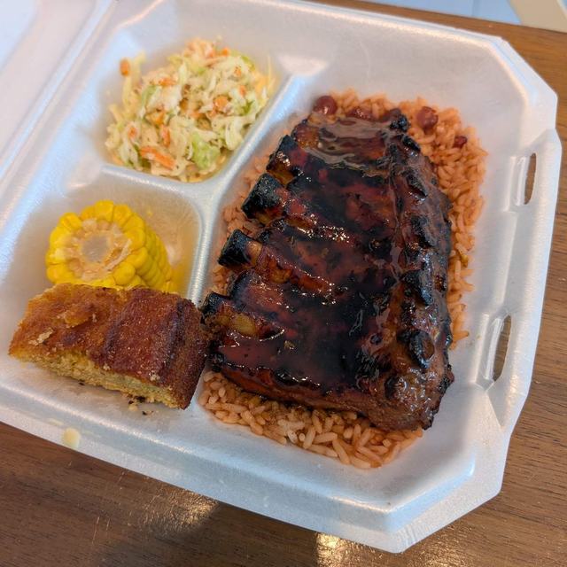 Ribs with rice, slaw and corn bread